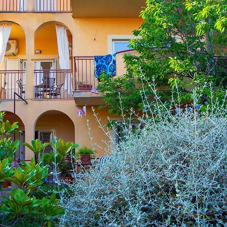 Seaside Gateway Apartment Kastela Bagian luar foto